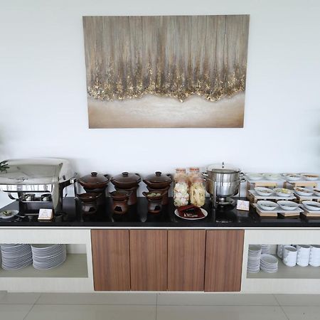 The Azana Hotel Airport Semarang Exteriör bild