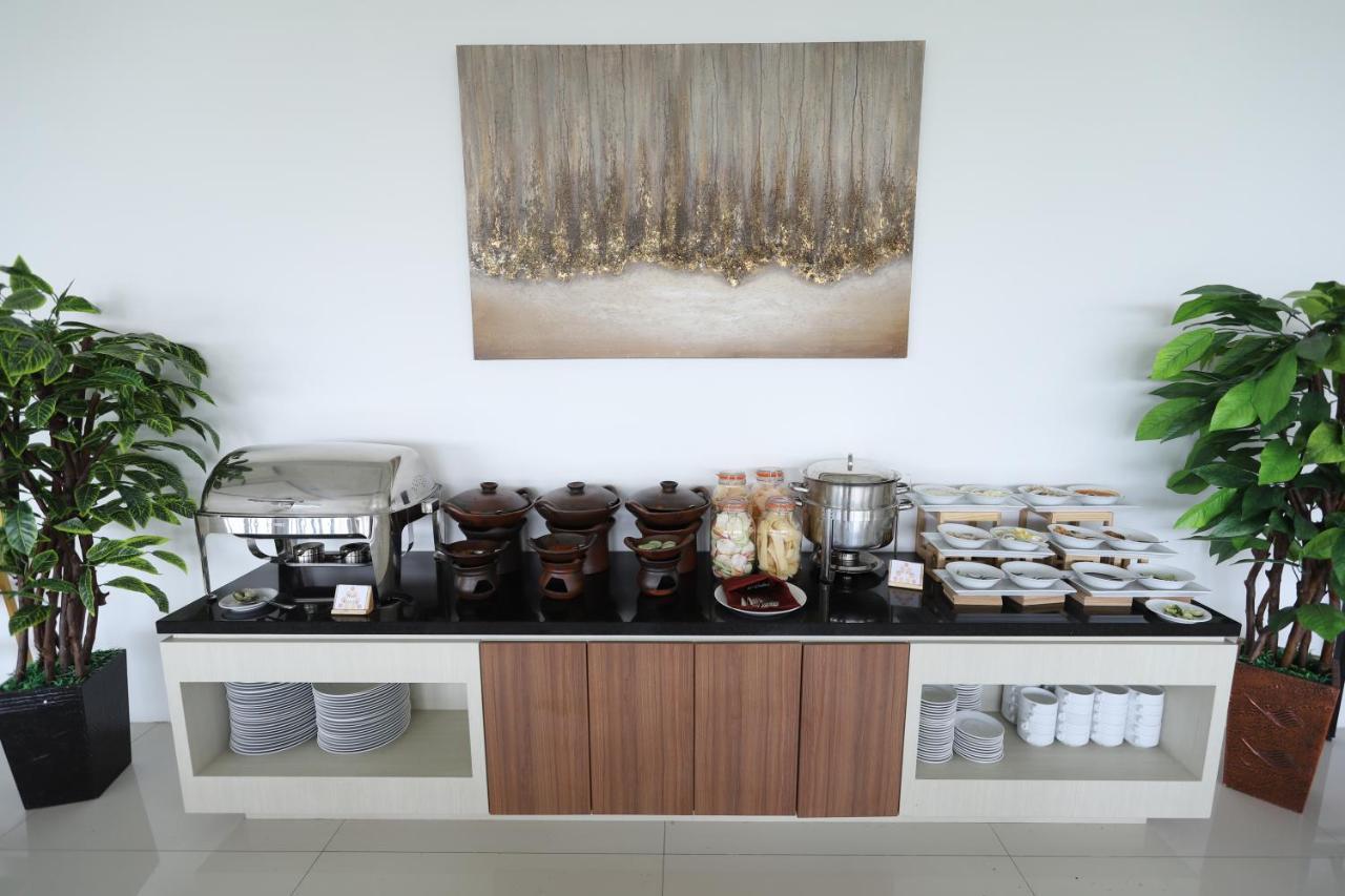 The Azana Hotel Airport Semarang Exteriör bild
