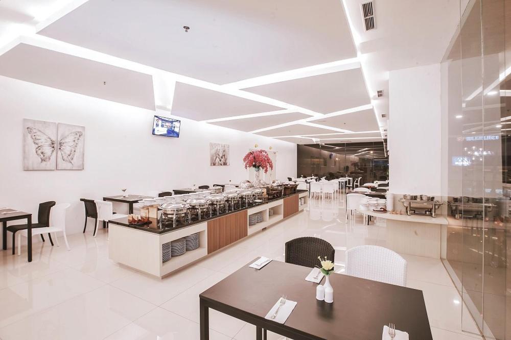The Azana Hotel Airport Semarang Exteriör bild
